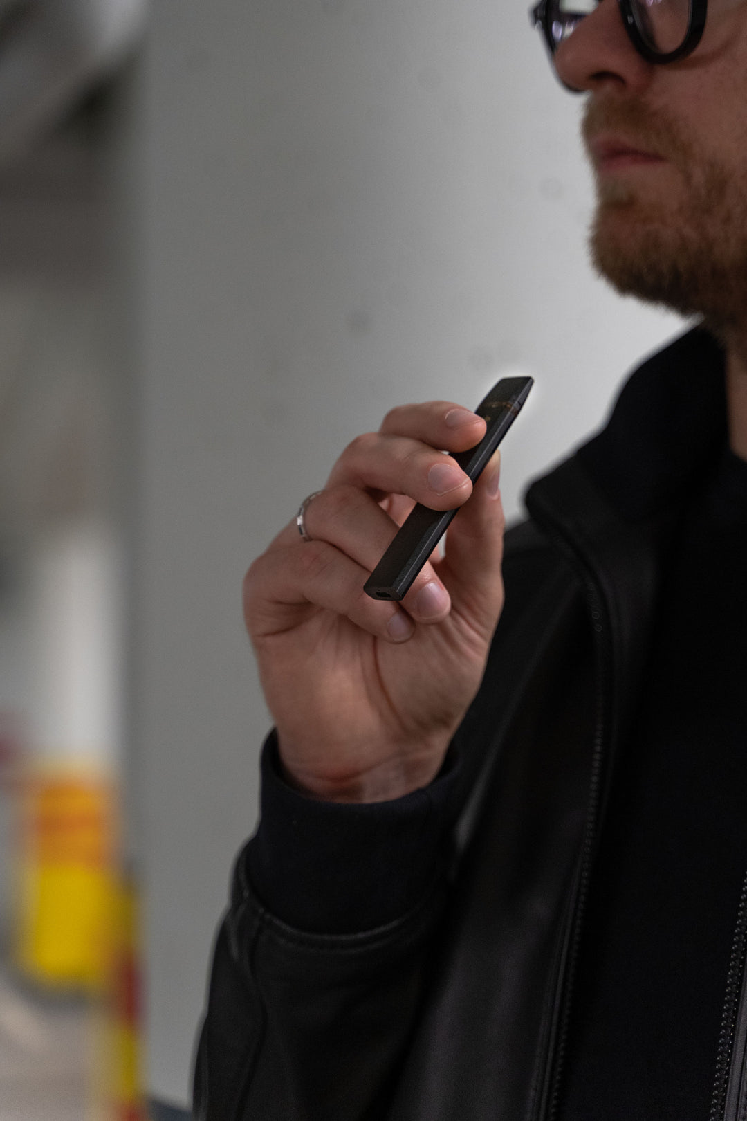 Man holding a NINE REALMS 10-OH-HHC VAPE