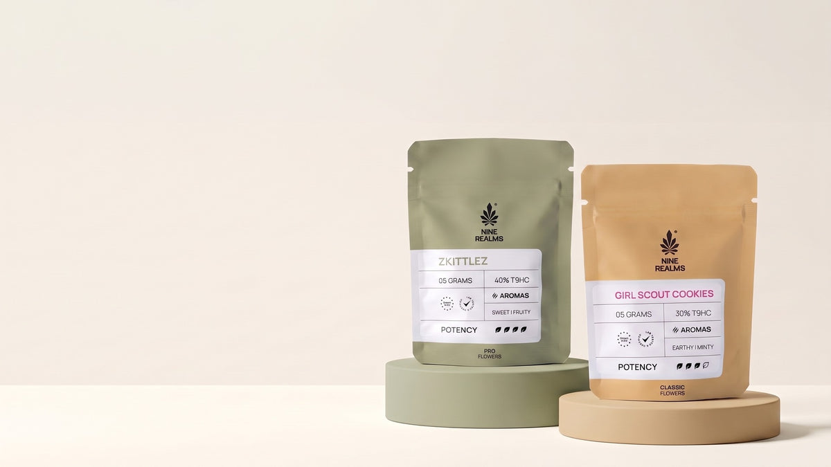 Nine Realms Zkittlez und Girl Scout Cookies Blüten-Beutel auf grünem und beigem Podest vor cremefarbenem Hintergrund